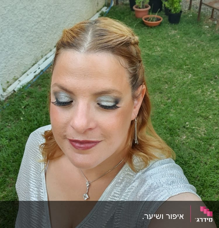 איפור עיניים כסוף ושיער גלי אסוף